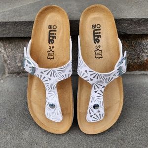 LIKE NEW Bio Life White/Silver Comfort Sandal